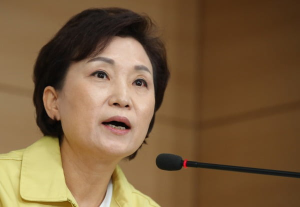 김현미 국토교통부 장관이 10일 오전 정부서울청사에서 열린 6·17 부동산 정책 후속 대책 발표 브리핑에서 취재진 질문에 답하고 있다/사진=연합뉴스