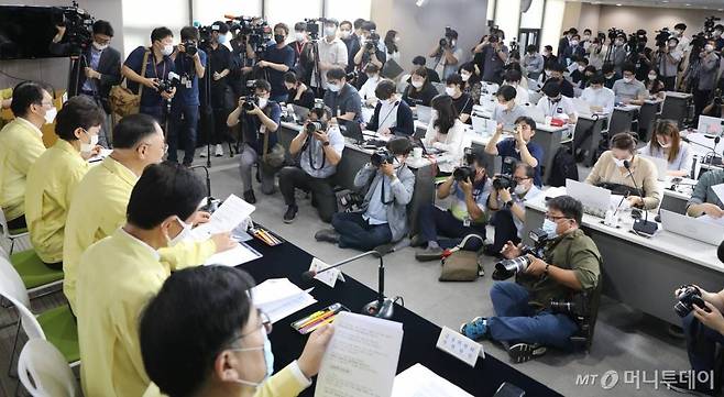[서울=뉴시스]김명원 기자 = 홍남기 경제부총리 겸 기획재정부 장관이 10일 오전 서울 종로구 정부서울청사 합동브리핑실에서 열린 부동산 보완대책 추진방안 등에 대한 제10차 비상경제 중앙대책본부(중대본) 회의 결과를 발표하고 있다. 이날 발표는 문재인 정부 들어 22번째 부동산 대책이다. 2020.07.10.   kmx1105@newsis.com