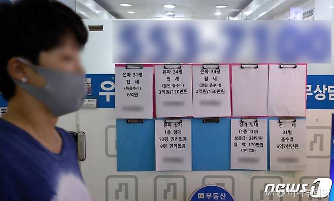(서울=뉴스1) 김진환 기자 = 정부가 10일 다주택자와 부동산 법인에 대한 종합부동산세와 취득세 등 세 부담을 대폭 늘리기로 하는 주택시장 안정 보완 대책을 발표했다. 다주택을 보유한 법인에 대해서는 종부세 최고 세율인 6%를 적용하고 2021년 이후 양도 분부터 1년 미만 보유 주택에 대한 양도세율을 70%로, 2년 미만 보유주택의 양도세율을 60%로 높인다. 사진은 이날 오후 서울 강남구 공인중개업소 모습. 2020.7.10/뉴스1