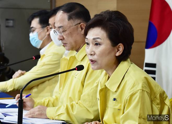 김현미(오른쪽) 국토교통부 장관이 10일 정부서울청사에서 부동산대책 내용을 발표하고 있다. /사진=임한별 기자