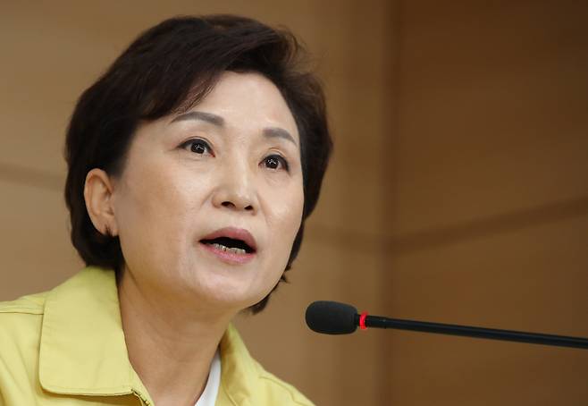 김현미 국토교통부 장관이 10일 정부서울청사에서 열린 6·17 부동산 정책 후속 대책 발표 브리핑에서 취재진 질문에 답하고 있다. [연합뉴스]