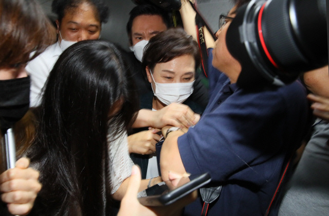 김현미 국토교통부 장관이 9일 오후 국회 의원회관에서 부동산 정책 관련 고위당정협의를 마친 뒤 취재진을 뚫고 걸어나가고 있다. /연합뉴스