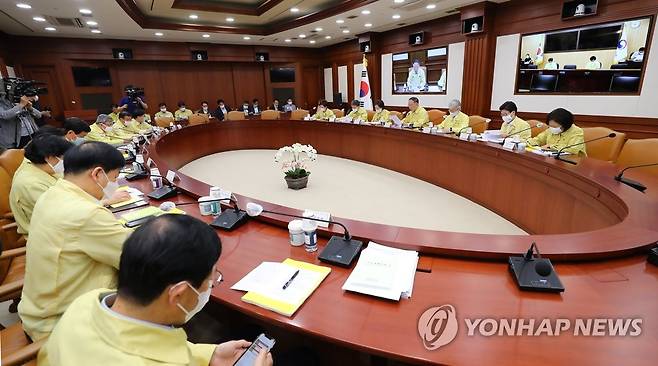 비상경제 중앙대책본부 회의 (서울=연합뉴스) 김도훈 기자 = 홍남기 경제부총리 겸 기획재정부 장관이 10일 오전 정부서울청사에서 열린 비상경제 중앙대책본부 회의를 주재하고 있다.  superdoo82@yna.co.kr