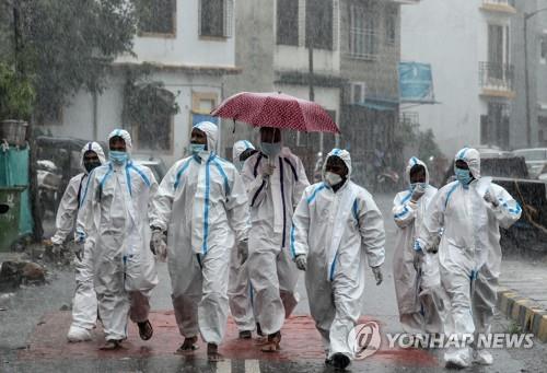 인도 뭄바이에서 집중 오염 지역의 상황을 체크하는 의료진. [EPA=연합뉴스]