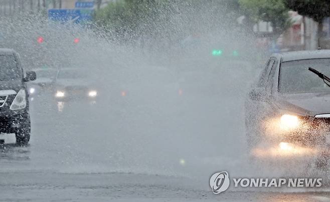 물보라 일으키는 도로 [연합뉴스 자료사진]