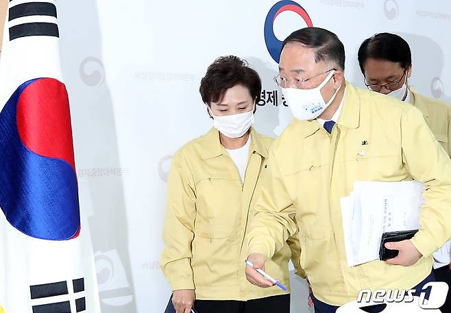 홍남기 경제부총리 겸 기획재정부 장관과 김현미 국토교통부 장관이 10일 오전 서울 종로구 세종대로 정부서울청사에서 열린 제10차 비상경제 중앙대책본부 회의 결과 브리핑을 마친 뒤 자리에서 일어나고 있다. 2020.7.10/뉴스1 © News1 박정호 기자