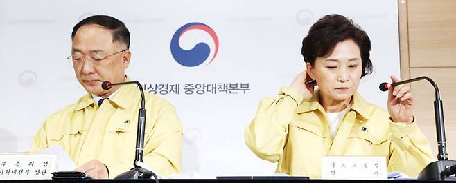대책 발표 홍남기, 그 옆에 김현미 - 10일 정부서울청사에서 홍남기 경제부총리(왼쪽), 김현미 국토부 장관이 7·10 부동산 대책을 발표한 후 기자들의 질문에 답하고 있다. /오종찬 기자