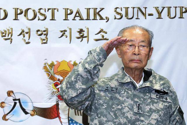 2013년 8월 경기도 파주 뉴멕시코 사격장에서 열린 백선엽 장군 미8군 명예사령관 임명식에서 미군 야전상의를 입은 뒤 경례하는 백선엽 장군. 연합뉴스 자료사진