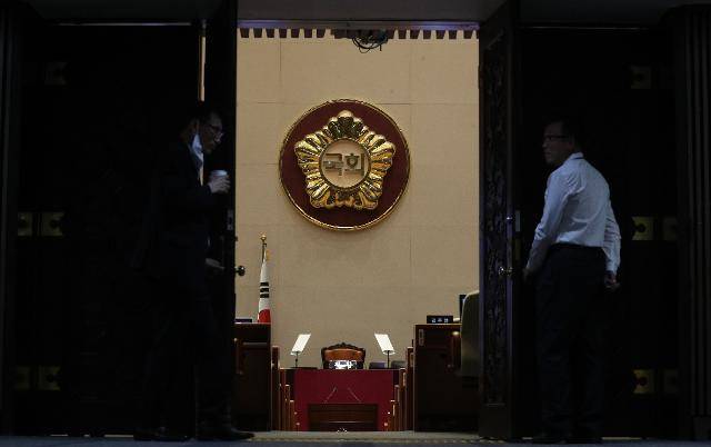 지난달 4일 국회 본회의장에서 임시회 개최를 하루 앞두고 사무처 직원들이 준비를 하고 있다. 오대근 기자