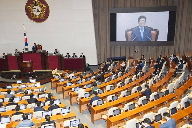 지난 6월 5일 국회 본회의장에서 열린 임시회에서 제21대 국회 전반기 국회의장으로 선출 된 더불어민주당의 박병석 의원이 의장석에서 당선 인사말을 하고 있다. 의장선출 투표를 거부하고 퇴장한 미래통합당 의원들의 비어있는 의석이 보이고 있다. 오대근 기자