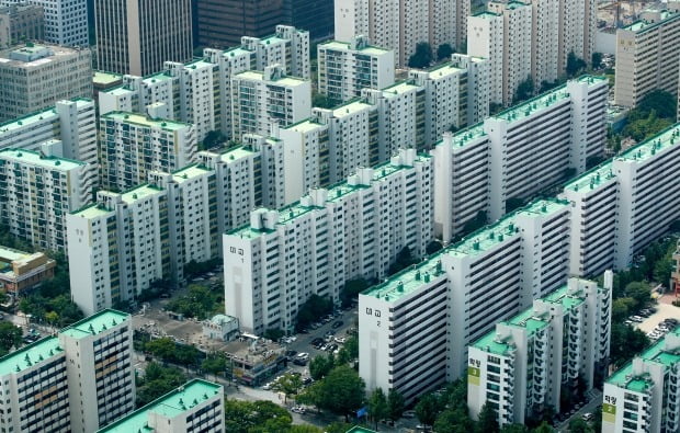 정부가 지난 10일 22번째 대책을 내놓으면서 임대주택제도를 사실상 폐지하겠다고 밝혔다. 서울 시내 아파트 전경. (사진=뉴스1)