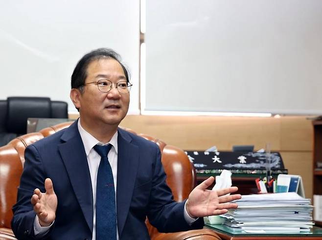 (서울=연합뉴스) 김대업 대한약사회장이 서울 서초구 대한약사회관에서 진행된 연합뉴스와의 인터뷰에서 공적 마스크 제도 종료를 앞둔 소회를 밝히고 있다. 2020.07.11. [대한약사회 제공. 재판매 및 DB 금지]