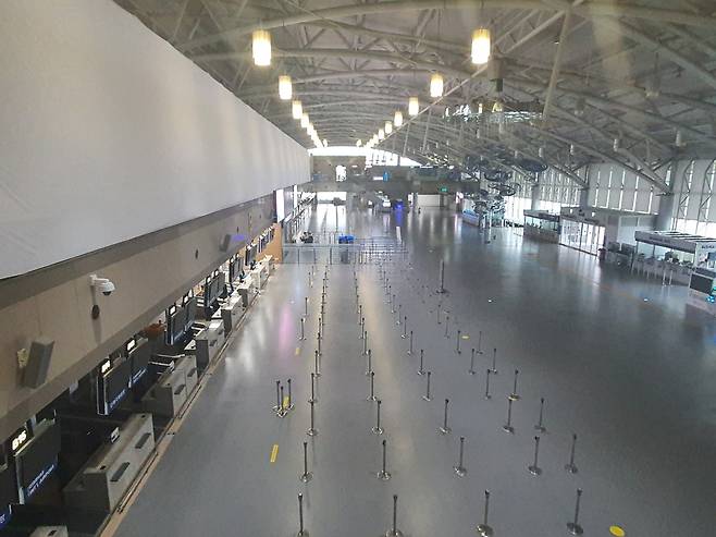 텅 빈 김해공항 국제선 청사. 김해국제공항은 지난 4월부터 검역 강화를 위한 국제선 인천공항 일원화 정책으로 국제선 운항이 중단됐다.