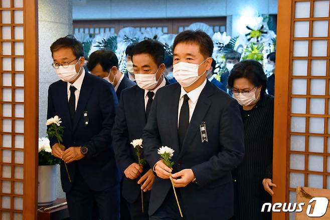 서정협 서울시장 권한대행(행정1부시장)이 11일 서울 종로구 서울대병원 장례식장에 마련된 故 박원순 서울시장 빈소를 찾아 조문하고 있다. (서울시 제공) 2020.7.11/뉴스1 © News1 박지혜 기자