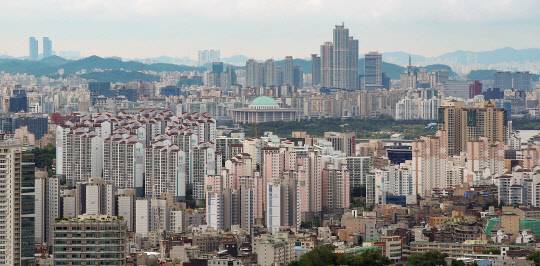 취득세·종부세·양도세 강화로 부동산 안정화 나선 정부



 정부가 다주택자를 겨냥한 과세로 부동산 가격 안정화에 나선다. 사진은 이날 오후 서울 마포와 여의도 일대 아파트 단지 모습.



연합