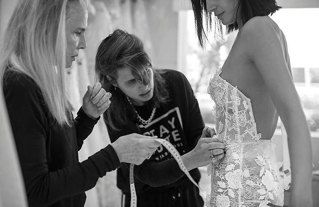 스튜디오에서 함께 컬렉션을 준비 중인 모녀 디자이너.