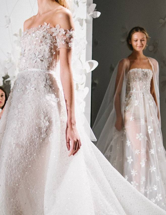 3D 플라워 장식이 돋보이는 2020 s/s 시즌 웨딩드레스.