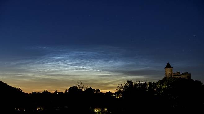 지난 5일(현지시간) 헝가리 북동부 도시 살고타르잔 하늘에 나타난 ‘야광운(Noctilucent clouds)’.  EPA연합뉴스