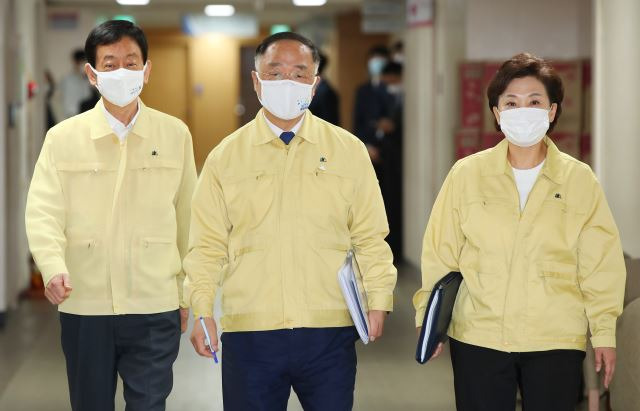 홍남기(가운데) 경제부총리 겸 기획재정부 장관과 진영(왼쪽) 행안부 장관, 김현미 국토교통부 장관이 10일 정부서울청사에서 열린 6·17 부동산 정책 후속 대책 발표를 위해 브리핑룸으로 향하고 있다. 연합뉴스