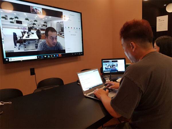 트립닷컴 본사에서 영상플랫폼을 통해 인터뷰를 진행하고 있는 제임스 량 회장(왼쪽).