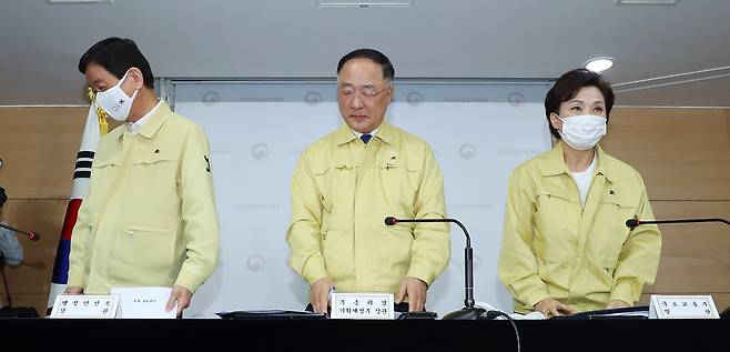 홍남기 경제부총리 겸 기획재정부 장관(가운데)과 진영 행안부 장관(왼쪽), 김현미 국토부 장관이 10일 오전 정부서울청사에서 6·17 부동산 정책 후속 대책 발표를 마친 뒤 자리에서 일어나고 있다. [연합뉴스]