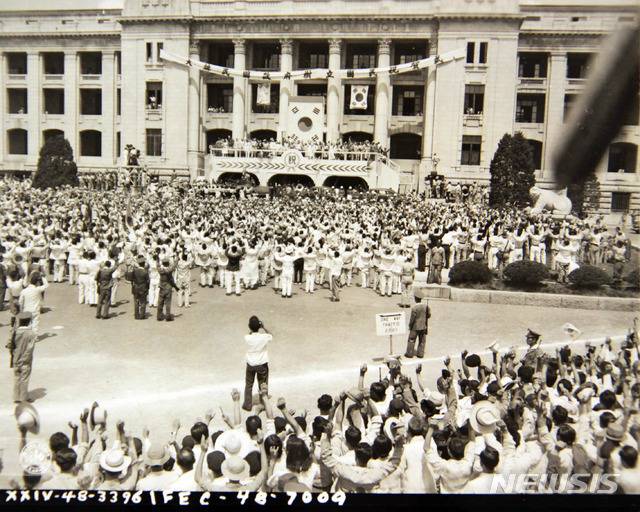 [서울=뉴시스] 1948년 8월 15일 중앙청 광장에서 열린 ‘대한민국 정부수립 국민축하식’에서 참석자들이 오세창(吳世昌)의 선창으로 ‘대한민국 만세’ 삼창을 하고 있다. (사진=미국 국립문서기록청) 2020.07.12. photo@newsis.com (* 위 사진은 재배포, 재판매, DB 및 활용을 금지합니다)