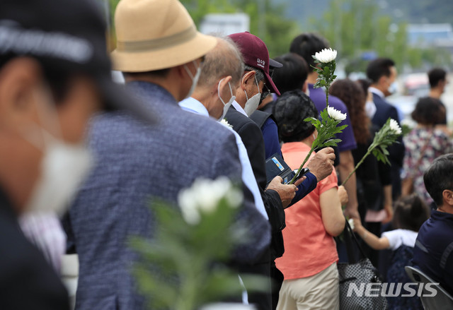 [서울=뉴시스] 박민석 기자 = 시민들이 12일 오전 서울 종로구 광화문광장에 마련된 고 백선엽 장군 국민장 시민 분향소 앞에서 조문하기 위해 길게 줄을 서 있다. 2020.07.12. mspark@newsis.com