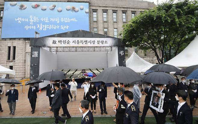 13일 서울 중구 서울시청에서 열린 故 박원순 서울시장 영결식을 마친 운구행렬이 화장을 위해 서울추모공원으로 이동하고 있다. 2020.7.13/뉴스1 © News1 이재명 기자