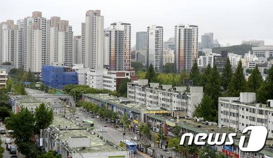 서울의 한 노후 아파트와 재건축이 끝난 아파트의 대조적인 모습. 기사와 직접연관 없음. © News1 안은나 기자