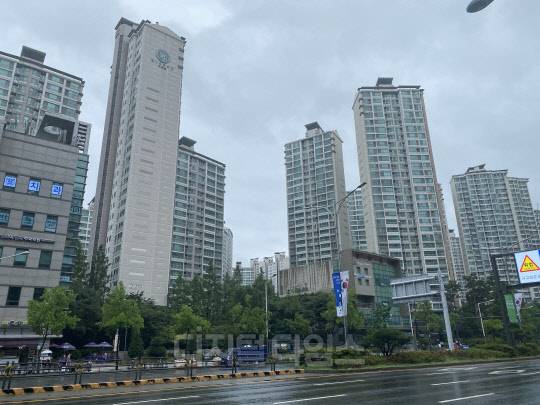 6·17 부동산 대책과 7·10 부동산 대책이 잇따라 발표되면서 강남 고가 아파트를 보유한 다주택자들이 관망세에 들어갔다. 종부세 폭탄이 예고됐지만 상황을 지켜보자는 움직임이 지배적이다. 사진은 송파구 잠실동 일대 아파트 단지의 모습. <이상현 기자>