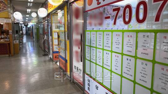 송파구 잠실동 아파트 단지 내 상가에 위치한 공인중개사사무소 외부에 부동산 매물 정보가 붙어 있다. <이상현 기자>