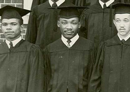미국 남부 명문으로 꼽히는 조지아주 모어하우스대학은 1960년 인권운동가 마틴 루서 킹(가운데) 목사가 졸업한 남부의 흑인 명문으로 유명하다. 사진 모어하우스대학 누리집 갈무리