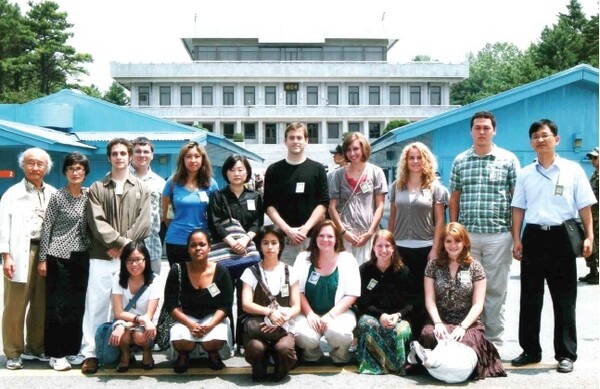 박한식(뒷줄 맨왼쪽) 교수는 조지아대학에서 1995년 국제문제연구소(글로비스)를 열어 은퇴할 때까지 해마다 100명이 넘는 학생들을 이끌고 한국의 판문점(사진) 등 전 세계 평화 유적지를 견학했다.