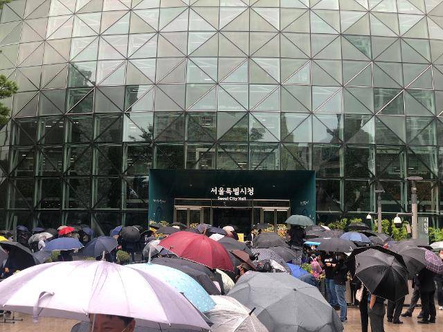 13일 오전 서울시청 앞 정문에 박원순 서울시장의 마지막 모습을 보기 위해 시민들을 대기하고 있다. 이승엽 기자