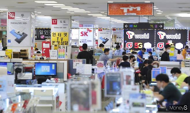 5G 가입자들은 연결도 원활하지 않은 통신서비스를 비싸게 이용하고 있다. 사진은 신도림 테크노마트 휴대폰 집단상가 모습. /사진=장동규 기자