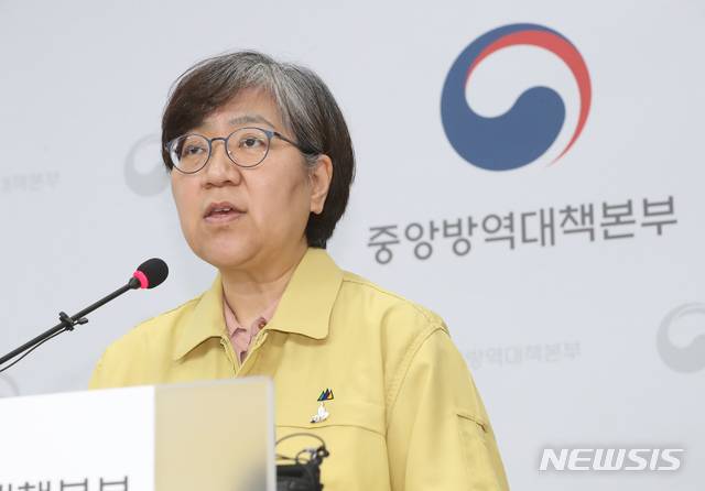[청주=뉴시스]강종민 기자 = 정은경 중앙방역대책본부장(질병관리본부장)이 3일 오후 충북 청주 질병관리본부에서 신종 코로나바이러스 감염증(코로나19) 국내 발생 현황에 대해 브리핑하고 있다. 2020.07.03.  ppkjm@newsis.com