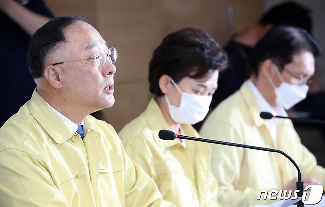 홍남기 경제부총리 겸 기획재정부 장관이 지난 10일 오전 서울 종로구 세종대로 정부서울청사에서 제10차 비상경제 중앙대책본부 회의 결과 브리핑에서 '주택시장 안정 보완대책'을 발표하고 있다.© News1 박정호 기자