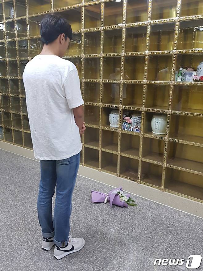 9일 오후 고(故) 최숙현 선수가 안치된 경북 성주의 한 사찰 추모관에서 최 선수의 전 직장 운동부 선배인 김 모씨가 고인 앞에 사죄를 하고 있다. 김 모 선수는 최 선수의 전 직장인 경주시청 트라이애슬론 운동부 선배로 폭행사실을 부인해 왔지만 지난 8일 여준기 경주시 체육회장에게 전화를 걸어 진실을 밝히고 싶다. 숙현이와 유족에게 사죄하고 싶다는 뜻을 밝힌 것으로 알려졌다. (독자제공)2020.7.9/뉴스1 © News1 최창호 기자,김홍철 기자