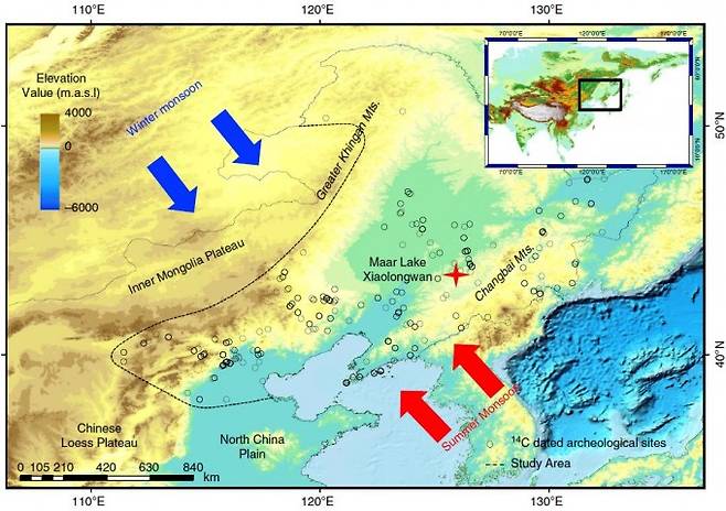 샤오룽완 호수(빨간 십자 표시)와 신석기 시대 발굴 유물들의 위치(작은 동그라미들)를 표시한 지도다. 동아시아 여름 몬순(장마)은 빨간 화살표, 겨울 몬순은 파란 화살표로 나타냈다. 네이처 커뮤니케이션 제공