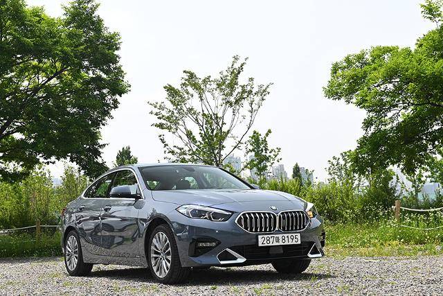 BMW의 컴팩트 세단, 220d 그란쿠페와 함께 자유로 주행에 나섰다.