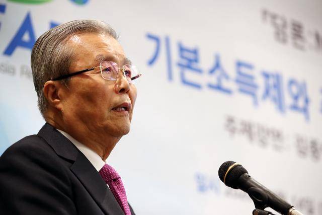 김종인 미래통합당 비상대책위원장이 14일 오전 서울 중구 은행회관에서 열린 기본소득제와 부동산 정책세미나에서 주제 강연을 하고 있다. 뉴스1