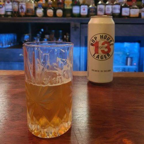 조니워커 더블블랙과 홉하우스13으로 만든 보일러 메이커. [사진 김대영]