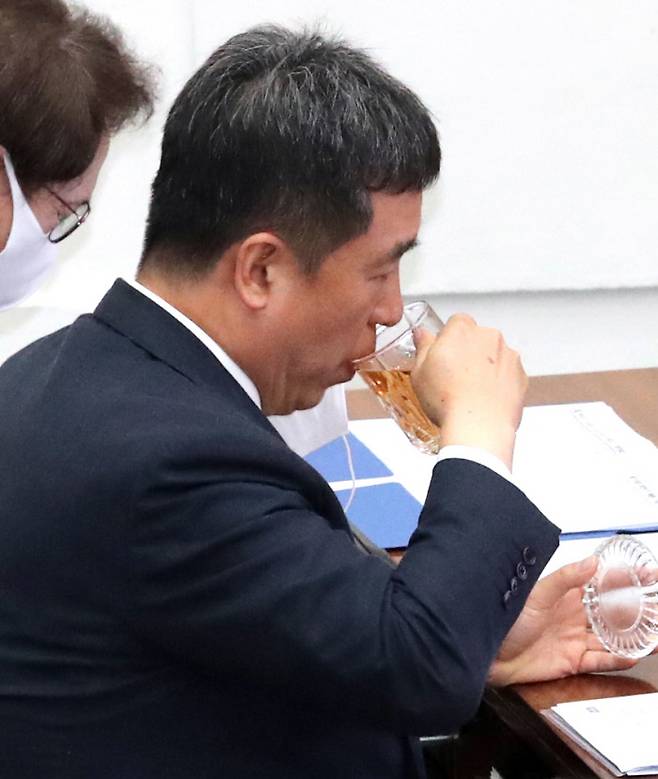 속 타는 서울시장 권한대행 박원순 서울시장 사망으로 권한대행을 맡은 서정협 서울시 행정1부시장이 14일 서울시의회 임시회 본회의에 앞서 물을 마시고 있다.  권호욱 선임기자