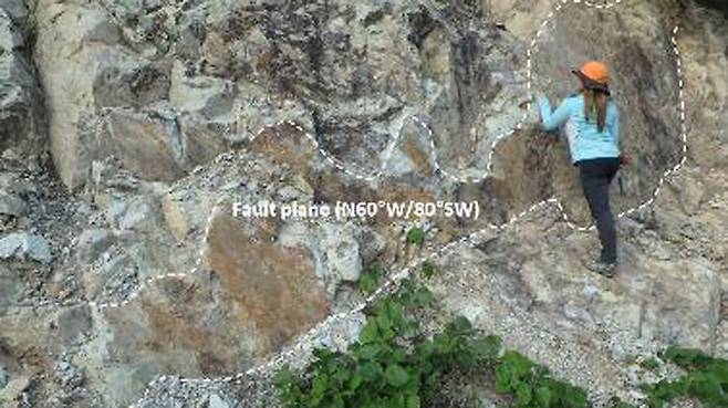 해남 지진 진원지 일대에 발달한 서북서 방향의 단층대