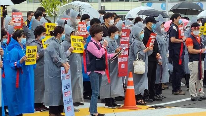 한국공항공사 자회사 노조 준법투쟁 선포 전국공항노동조합이 14일 서울 강서구 한국공항공사 본사 앞에서 기자회견을 열고 "인천국제공항공사처럼 한국공항공사도 보안검색 요원을 직접 고용해야 한다"고 요구하고 있다. [전국공항노동조합 제공. 재판매 및 DB 금지]