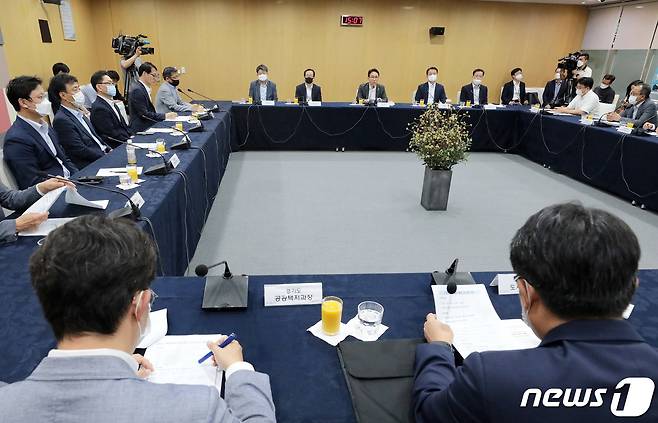박선호 국토부 1차관이 15일 서울시청에서 열린 '주택공급확대 실무기획단 1차회의'에 참석해 모두발언을 하고 있다. 이날 박 차관은 "앞으로 도시 주변 그린벨트의 활용 가능성 여부 등 다양한 이슈에 대해서도 논의를 해나갈것＂ 이라며 수도권 주택공급 문제 해결을 위한 그린벨트 해제 검토 의견을 공식화했다. 2020.7.15/뉴스1 © News1 이성철 기자