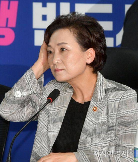 김현미 국토부 장관이 15일 국회에서 열린 부동산 종합대책 당정협의에 참석, 발언을 마친 후 머리를 만지고 있다./윤동주 기자 doso7@