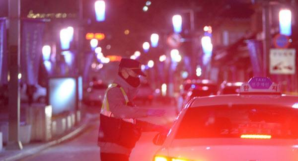 지난 3월 30일 오후 6시 12분쯤 전북 전주시 한옥마을의 한 상점에 폭발물이 설치됐다는 신고가 들어오자 경찰 관계자들이 현장을 수색하고 있다./뉴시스