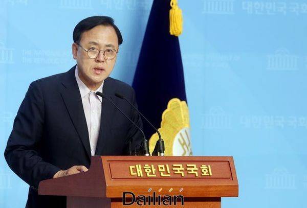 충무공 이순신 장군의 고향인 충남 아산 출신의 이명수 미래통합당 의원이 14일 국회 소통관에서 고 박원순 서울시장의 성추행 혐의와 관련해 이순신 장군을 빗댄 부적적할 글이 SNS를 통해 여과없이 전달되는 것과 관련해 입장을 밝히는 기자회견을 하고 있다. ⓒ데일리안 박항구 기자