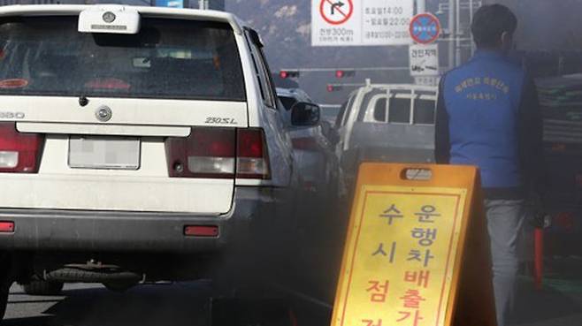 서울시 미세먼지 특별단속반이 오래된 경유차의 배출가스를 점검하고 있다.